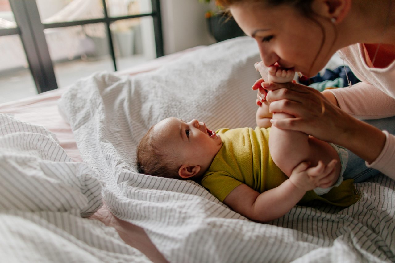 Mutter küsst Babyfüße