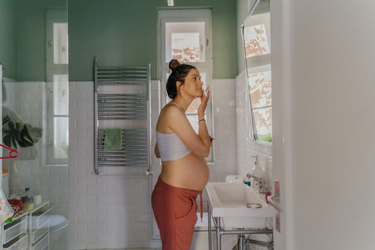 Schwangere hält Babybauch